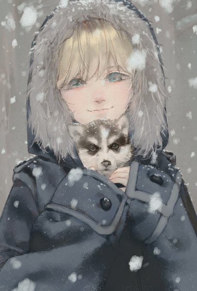 イラスト 1181x1748 と オリジナル ハナ ソロ 長身像 前髪 短い髪 simple background 金髪 緑の目 light smile grey background snowing winter 男性 動物 毛 フード コート 犬