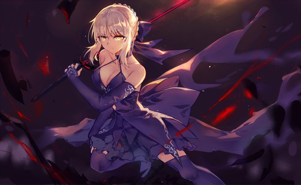 Anime picture 2500x1537 with fate (series) fate/grand order artoria pendragon (all) saber saber alter baisi shaonian single fringe highres short hair breasts blonde hair hair between eyes wide image bare shoulders holding yellow eyes payot looking away cleavage