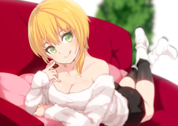 Anime-Bild 1062x752 mit idolmaster idolmaster cinderella girls miyamoto frederica hiraga matsuri single looking at viewer blush short hair breasts blonde hair smile large breasts bare shoulders holding green eyes full body lying head tilt blurry crossed legs