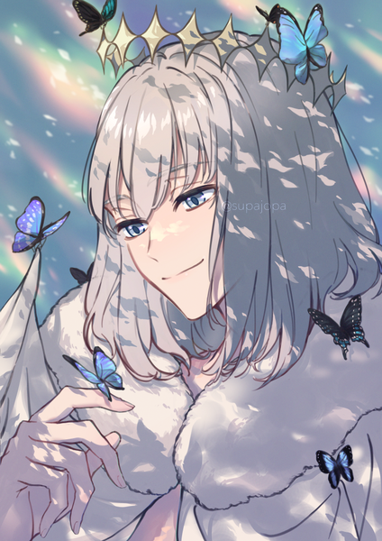 Anime picture 707x1000 with fate (series) fate/grand order oberon (fate) hua (supa jopa) single tall image short hair blue eyes smile signed looking away silver hair upper body twitter username butterfly on hand boy insect butterfly crown
