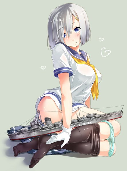 イラスト 741x1000 と 艦隊これくしょん 浜風(艦これ) 新井春巻 ソロ 長身像 カメラ目線 赤面 短い髪 おっぱい 青い目 light erotic simple background 大きな乳房 座る 銀髪 no shoes erect nipples 胸ポチ undressing panty pull