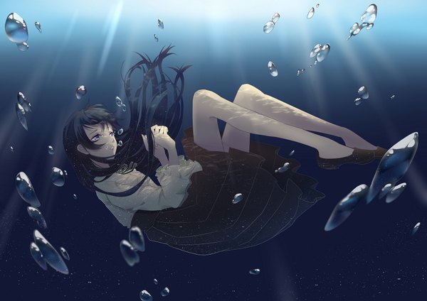 Anime picture 1706x1206 with original yumuto (spring1786) single long hair fringe highres blue eyes black hair looking away full body bent knee (knees) parted lips pleated skirt underwater girl skirt shoes bubble (bubbles) long skirt