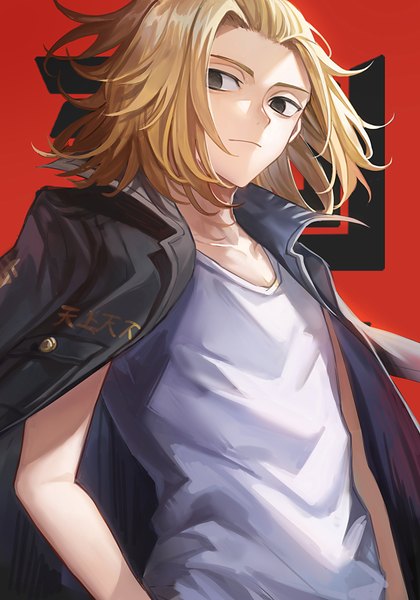 Anime picture 980x1400 with tokyo revengers sano manjirou tsugutoku single tall image looking at viewer short hair blonde hair upper body black eyes red background clothes on shoulders boy
