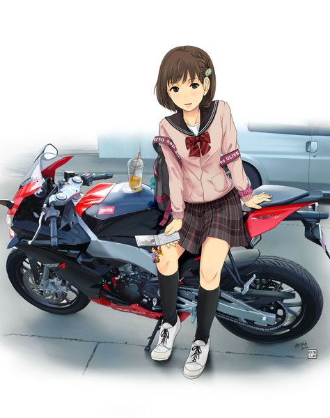 Аниме картинка 1280x1620 с оригинальное изображение munakata (hisahige) высокое изображение короткие волосы чёрные волосы зелёные глаза девушка юбка форма школьная форма мини-юбка рубашка носки носки (чёрные) телефон мотоцикл