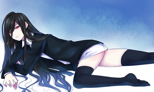 Anime picture 1000x600 with dangan ronpa kamukura izuru kanazawa hiromu single long hair black hair red eyes wide image lying otoko no ko thighhighs boy black thighhighs necktie