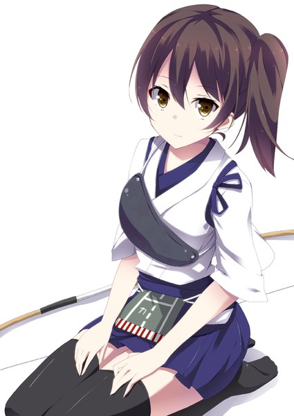 イラスト 600x847 と 艦隊これくしょん 加賀(艦これ) 黒乃柚子 ソロ 長身像 カメラ目線 短い髪 黒髪 simple background 白背景 座る 茶目 from above no shoes サイドポニーテール 女の子 ストッキング 武器 黒ストッキング 鎧