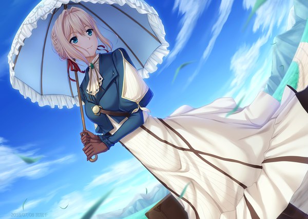 Anime picture 989x706 with violet evergarden kyoto animation violet evergarden (character) miyai max single fringe short hair breasts blue eyes blonde hair smile hair between eyes standing holding payot sky cloud (clouds) outdoors from below dutch angle