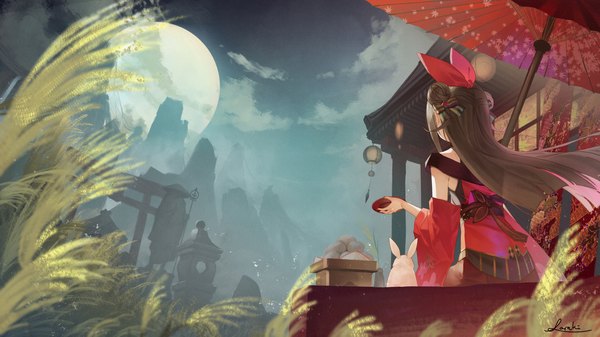 Anime-Bild 1800x1012 mit original saraki single long hair highres brown hair wide image sitting holding signed payot outdoors multicolored hair wind from behind night two-tone hair hair bun (hair buns) night sky colored inner hair
