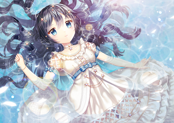 Anime picture 1000x707 with original saban single long hair looking at viewer blue eyes black hair lying light smile girl dress bow water