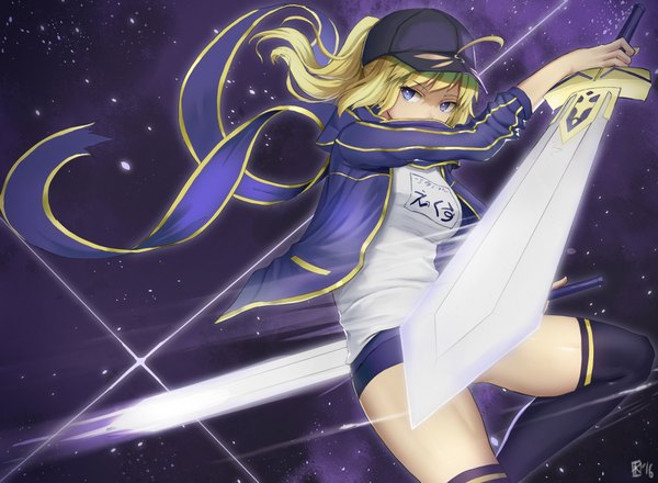 Anime picture 2000x1467 with fate (series) fate/grand order artoria pendragon (all) mysterious heroine x (fate) kakeku single long hair fringe highres blue eyes blonde hair holding payot looking away ahoge night open jacket zettai ryouiki night sky floating hair