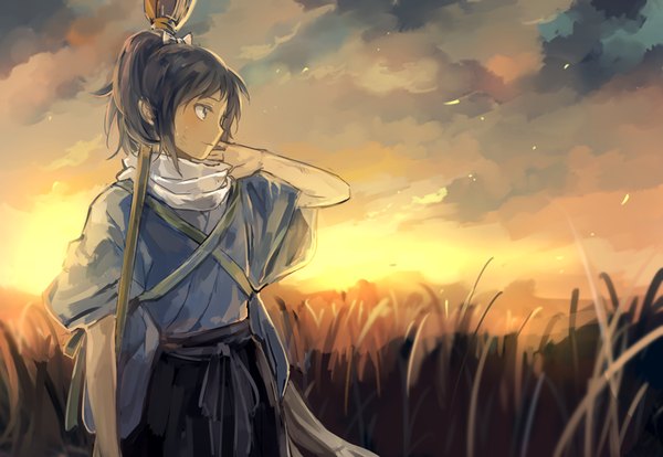 Anime picture 900x621 with touken ranbu nitroplus yamato no kami yasusada nuriko-kun (artist) single blush short hair blue eyes black hair looking away ponytail traditional clothes japanese clothes alternate costume evening sunset field boy scarf broom