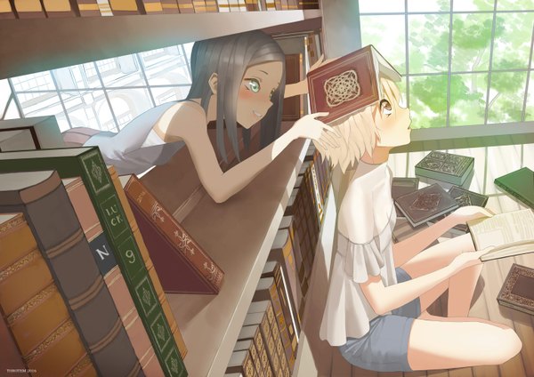 Anime picture 1414x1000 with original throtem long hair blush short hair blue eyes black hair blonde hair smile multiple girls brown eyes looking away girl 2 girls book (books) shelf bookshelf