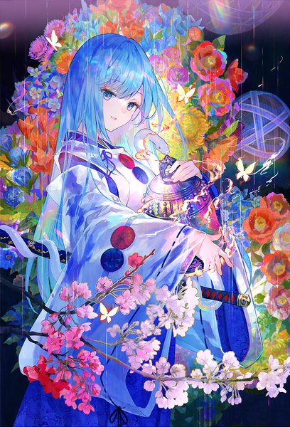 Аниме картинка 817x1200 с оригинальное изображение emori miku project эмори мику fuzichoco один (одна) длинные волосы высокое изображение чёлка голубые глаза синие волосы смотрит в сторону традиционная одежда японская одежда цветущая вишня в ножнах девушка цветок (цветы) оружие животное меч