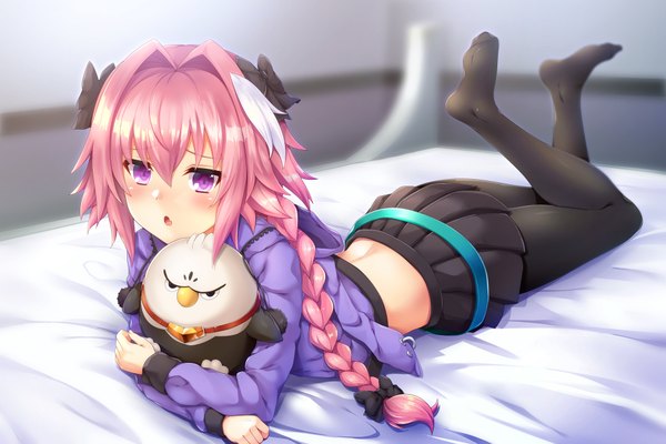 Anime-Bild 1920x1280 mit fate (series) fate/grand order fate/apocrypha astolfo (fate) samoore single long hair looking at viewer blush fringe highres open mouth hair between eyes purple eyes payot looking away pink hair full body bent knee (knees) indoors