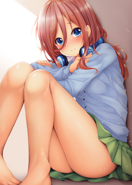 Anime picture 1000x1399 with go-toubun no hanayome nakano miku minato (ojitan gozaru) single long hair tall image looking at viewer blush fringe blue eyes light erotic simple background hair between eyes brown hair sitting payot full body bent knee (knees) ass head tilt