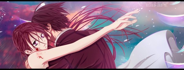 Аниме картинка 1182x457 с розарио + вампир akashiya moka aono tsukune sof-yx длинные волосы короткие волосы каштановые волосы широкое изображение розовые глаза надпись объятие coloring девушка платье мужчина лепестки кровь костюм