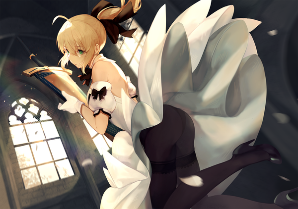 Anime picture 1500x1057 with fate (series) fate/unlimited codes artoria pendragon (all) saber lily saika (saika nyan) single long hair fringe light erotic blonde hair hair between eyes holding green eyes payot looking away ahoge bent knee (knees) ass ponytail indoors