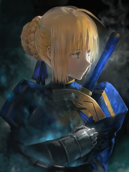 イラスト 1920x2560 と Fateシリーズ フェイト／ステイナイト スタジオディーン type-moon アルトリア・ペンドラゴン セイバー bob (biyonbiyon) ソロ 長身像 highres 短い髪 金髪 holding 緑の目 looking away アホ毛 三つ編み portrait 女の子 リボン