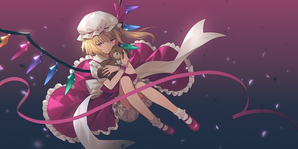 Anime picture 1020x510 with touhou flandre scarlet mutugi single looking at viewer fringe short hair blonde hair hair between eyes red eyes wide image full body one side up gradient background dark background girl ribbon (ribbons) hat wings shoes