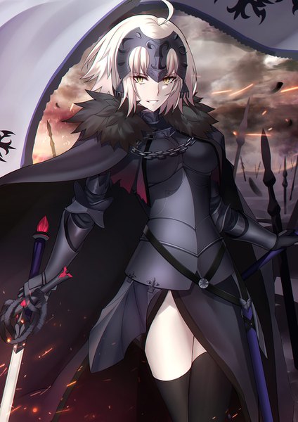 イラスト 992x1403 と Fateシリーズ fate/grand order jeanne d'arc (fate) (all) ジャンヌ・オルタ シグレ ソロ 長身像 カメラ目線 前髪 短い髪 おっぱい 笑顔 hair between eyes 立つ holding 黄色眼 銀髪 cloud (clouds) アホ毛 outdoors