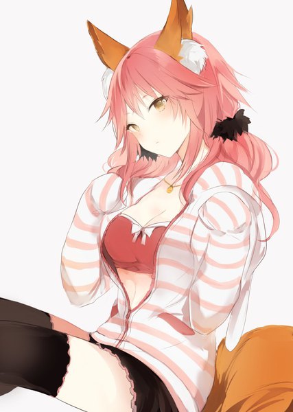 Аниме картинка 700x984 с fate (series) fate/extra tamamo (fate) (all) tamamo no mae (fate) lpip один (одна) длинные волосы высокое изображение смотрит на зрителя румянец простой фон белый фон два хвостика карие глаза уши животного розовые волосы декольте хвост наклон головы хвост животного