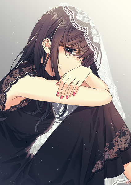 Аниме картинка 1063x1500 с оригинальное изображение kashima yue один (одна) длинные волосы высокое изображение чёлка чёрные волосы волосы между глазами сидит лак на ногтях чёрные глаза без рукавов красный лак девушка платье чёрное платье вуаль
