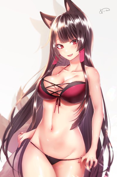 イラスト 1831x2761 と アズールレーン akagi (azur lane) akagi (paradise amaryllis) (azur lane) めぃん ソロ 長髪 長身像 カメラ目線 赤面 前髪 highres おっぱい light erotic simple background 赤い目 茶色の髪 大きな乳房 立つ 肩出し signed