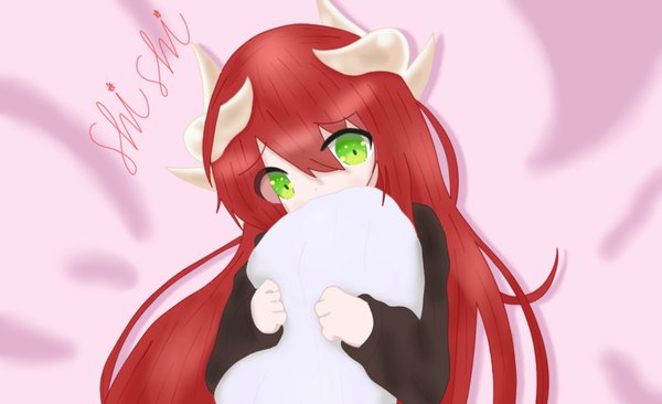 Anime picture 1499x914 with original shishi gum single long hair looking at viewer blush fringe hair between eyes wide image green eyes upper body red hair lying long sleeves head tilt horn (horns) on back covered mouth dragon girl pillow hug