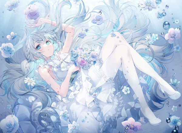 Anime picture 1847x1353 with la priere aitsuki nakuru a20 (atsumaru) single looking at viewer fringe highres blue eyes hair between eyes holding blue hair full body very long hair parted lips multicolored hair arm up aqua eyes grey hair two-tone hair high heels