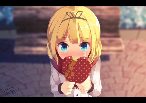 Anime picture 2000x1414 with gochuumon wa usagi desu ka? white fox kirima sharo chinomaron single looking at viewer blush highres short hair blonde hair holding signed aqua eyes blurry depth of field embarrassed letterboxed covered mouth polka dot valentine