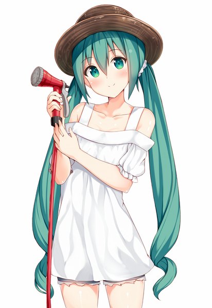 イラスト 619x900 と ボーカロイド 初音ミク 柊はじめ ソロ 長髪 長身像 カメラ目線 赤面 前髪 笑顔 hair between eyes 立つ 白背景 ツインテール holding 緑の目 payot aqua hair alternate costume shiny skin