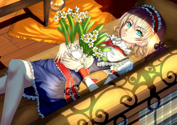 Anime picture 1488x1052 with touhou alice margatroid realmbw single short hair blue eyes blonde hair lying girl flower (flowers) couch daffodil
