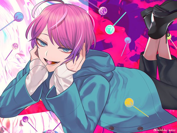 Anime picture 1333x1000 with hypnosis mic amemura ramuda fucodoku single looking at viewer short hair open mouth blue eyes holding signed pink hair ahoge lying twitter username mouth hold dated on stomach leg lift (legs lift) chin rest boy