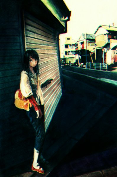 Аниме картинка 660x1000 с оригинальное изображение yuji kazakiri один (одна) длинные волосы высокое изображение смотрит на зрителя чёрные волосы зелёные глаза кэжуал девушка здание (здания) брюки сумка блузка дом