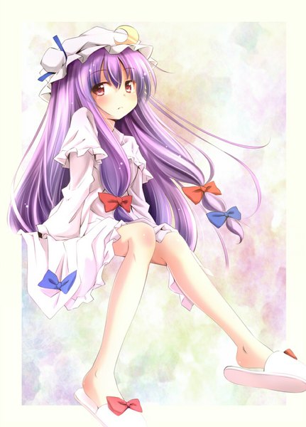 イラスト 647x900 と 東方 パチュリー・ノーレッジ 翆 ソロ 長髪 長身像 赤面 赤い目 purple hair legs 女の子 ドレス ちょう結び ヘア蝶結び 靴 白いドレス ボンネット スリッパ