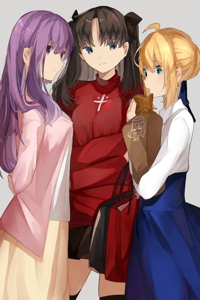 Anime-Bild 1400x2100 mit fate (series) fate/stay night artoria pendragon (all) saber toosaka rin matou sakura inago 3939 long hair tall image looking at viewer fringe short hair open mouth blue eyes black hair simple background blonde hair smile hair between eyes standing