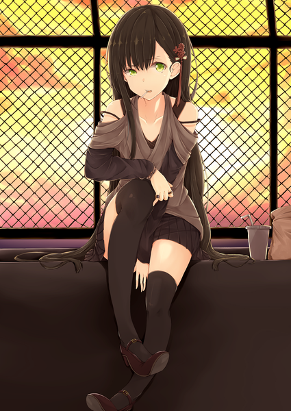 Anime picture 1000x1412 with original hiiragi yashiro single tall image looking at viewer black hair sitting bare shoulders green eyes very long hair girl thighhighs skirt hair ornament black thighhighs miniskirt ring fence chain-link fence