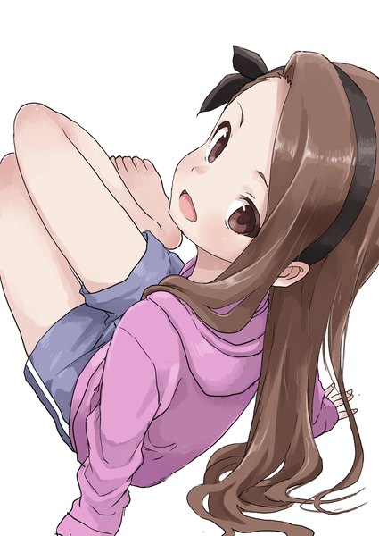 イラスト 2508x3541 と アイドルマスター idolmaster (classic) 水瀬伊織 生醤油うどん ソロ 長髪 長身像 カメラ目線 highres 開いた口 simple background 茶色の髪 白背景 茶目 looking back 裸足 arm support 女の子 ちょう結び ヘア蝶結び