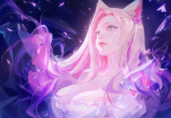 Anime-Bild 8000x5524 mit league of legends k/da (league of legends) ahri (league of legends) the baddest ahri flute (artist) single long hair fringe highres breasts blue eyes light erotic blonde hair large breasts animal ears looking away absurdres cleavage upper body parted lips