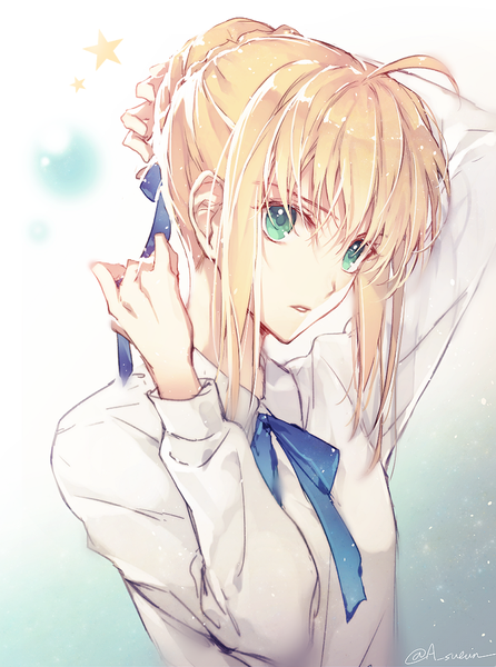 Anime picture 742x999 with fate (series) fate/stay night artoria pendragon (all) saber sueun single tall image fringe short hair blonde hair simple background hair between eyes green eyes signed looking away ahoge upper body parted lips head tilt arm up