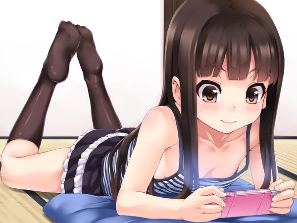 Anime-Bild 1600x1200 mit original john doe shinobu single long hair blush fringe light erotic black hair smile bare shoulders full body indoors lying blunt bangs black eyes no bra no shoes looking down on stomach leg lift (legs lift)