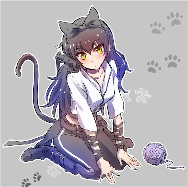 Аниме картинка 1634x1631 с красный белый чёрный жёлтый rooster teeth blake belladonna iesupa один (одна) длинные волосы смотрит на зрителя чёрные волосы простой фон сидит жёлтые глаза всё тело хвост хвост животного серый фон :о кошачий хвост вариза принт лапками обводка