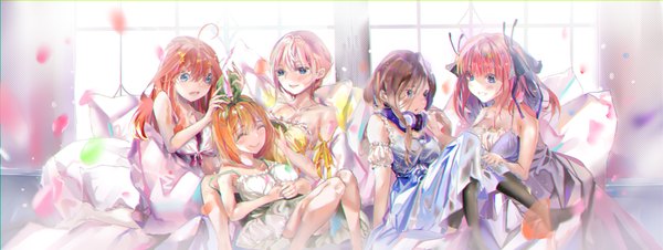 イラスト 4500x1700 と 五等分の花嫁 中野三玖 中野二乃 中野一花 中野五月 中野四葉 長髪 カメラ目線 赤面 前髪 highres 短い髪 おっぱい 開いた口 青い目 笑顔 hair between eyes 茶色の髪 wide image 座る