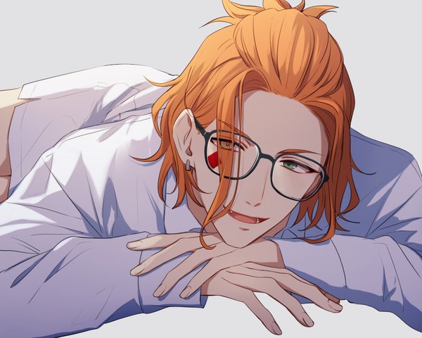 Anime-Bild 1000x800 mit twisted wonderland cater diamond dodoss dont single looking at viewer short hair open mouth simple background green eyes lying orange hair grey background piercing facial mark ear piercing half updo boy shirt glasses