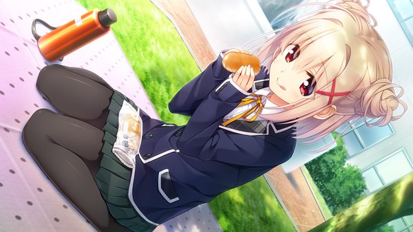 Anime picture 1280x720 with omokage suzu hinami single short hair blonde hair red eyes wide image game cg pleated skirt eating girl skirt uniform school uniform miniskirt pantyhose black pantyhose x hair ornament