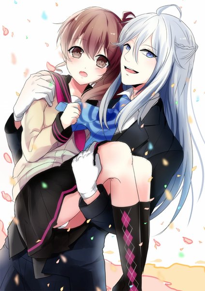 イラスト 700x990 と ブラザーズ コンフリクト アイディアファクトリー ema (brothers conflict) juli (brothers conflict) 鈴原 長髪 長身像 カメラ目線 赤面 開いた口 青い目 light erotic simple background 茶色の髪 白背景 holding 茶目 青い髪 アホ毛 パンチラ