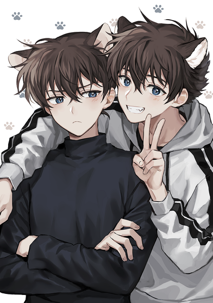 Аниме картинка 634x900 с детектив конан волшебник кайто kudou shinichi kuroba kaito ha nee2 высокое изображение смотрит на зрителя румянец чёлка короткие волосы голубые глаза простой фон улыбка волосы между глазами каштановые волосы белый фон уши животного смотрит в сторону несколько мальчиков объятие