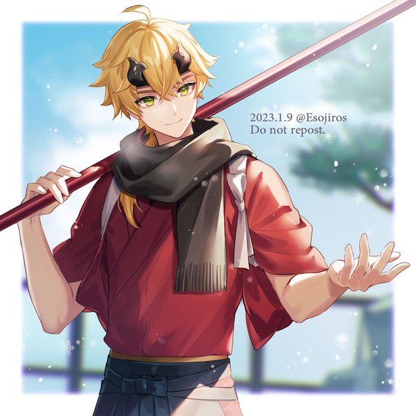 Anime picture 1387x1387 with genshin impact thoma (genshin impact) amaichi esora single long hair fringe blonde hair smile hair between eyes green eyes signed looking away ahoge traditional clothes japanese clothes twitter username border dated outside border weapon over shoulder