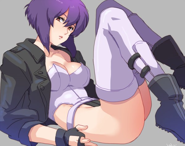 Anime picture 1093x866 with ghost in the shell production i.g kusanagi motoko katsuoboshi single looking at viewer fringe short hair light erotic simple background red eyes cleavage purple hair bent knee (knees) grey background open clothes open jacket leg lift (legs lift) girl gloves
