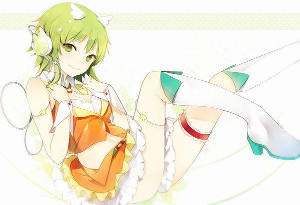 Anime picture 1010x692 with vocaloid gumi lpip single looking at viewer fringe short hair smile green eyes bent knee (knees) green hair bare belly leg lift (legs lift) girl headphones wrist cuffs knee boots